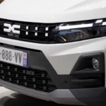 2026 Dacia Jogger Voorkant Grille Detail - Pixelpatroon met DC-Badge