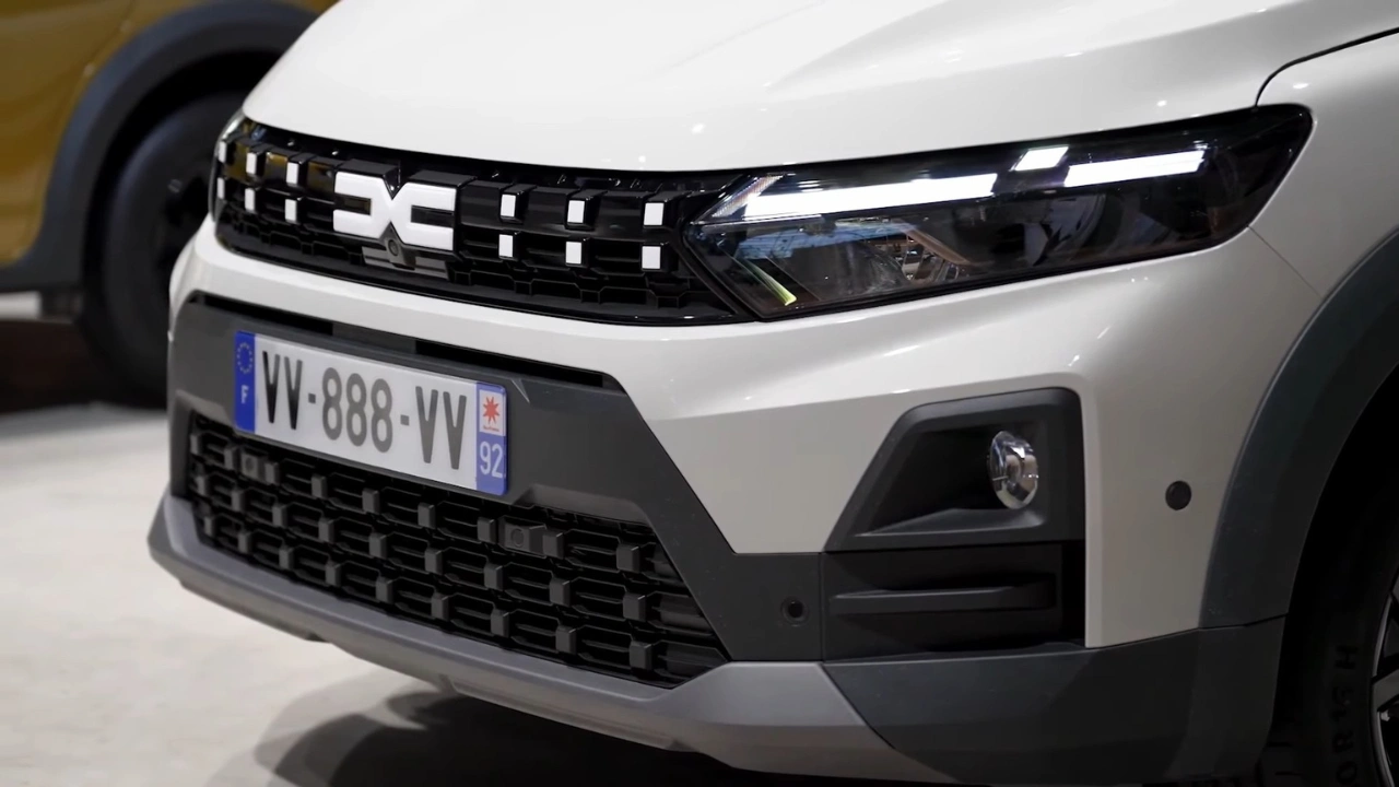 2026 Dacia Jogger Voorkant Grille Detail - Pixelpatroon met DC-Badge