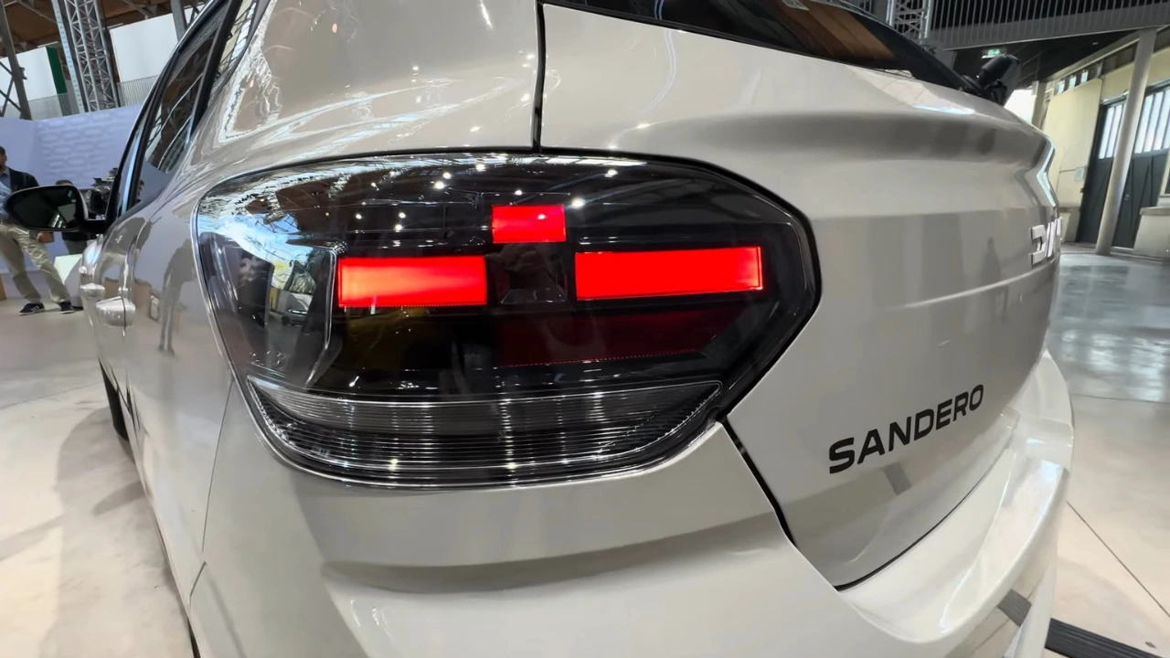 2026 Dacia Sandero Achterlicht Close-Up - T-Vormige LED-Signatuur Detail
