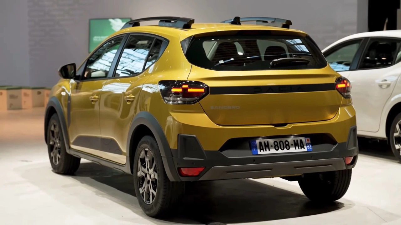 2026 Dacia Sandero Stepway Achteraanzicht - Amber Geel met T-Vormige Achterlichten