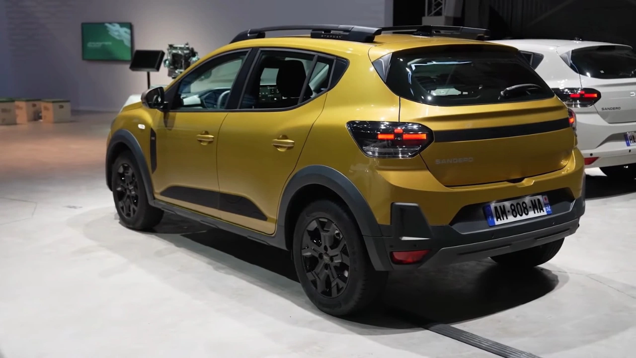 2026 Dacia Sandero Stepway Compleet Zijaanzicht - Crossover-Styling in Amber Geel