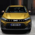 2026 Dacia Sandero Stepway Direct Vooraanzicht - Amber Geel met Pixelgrille