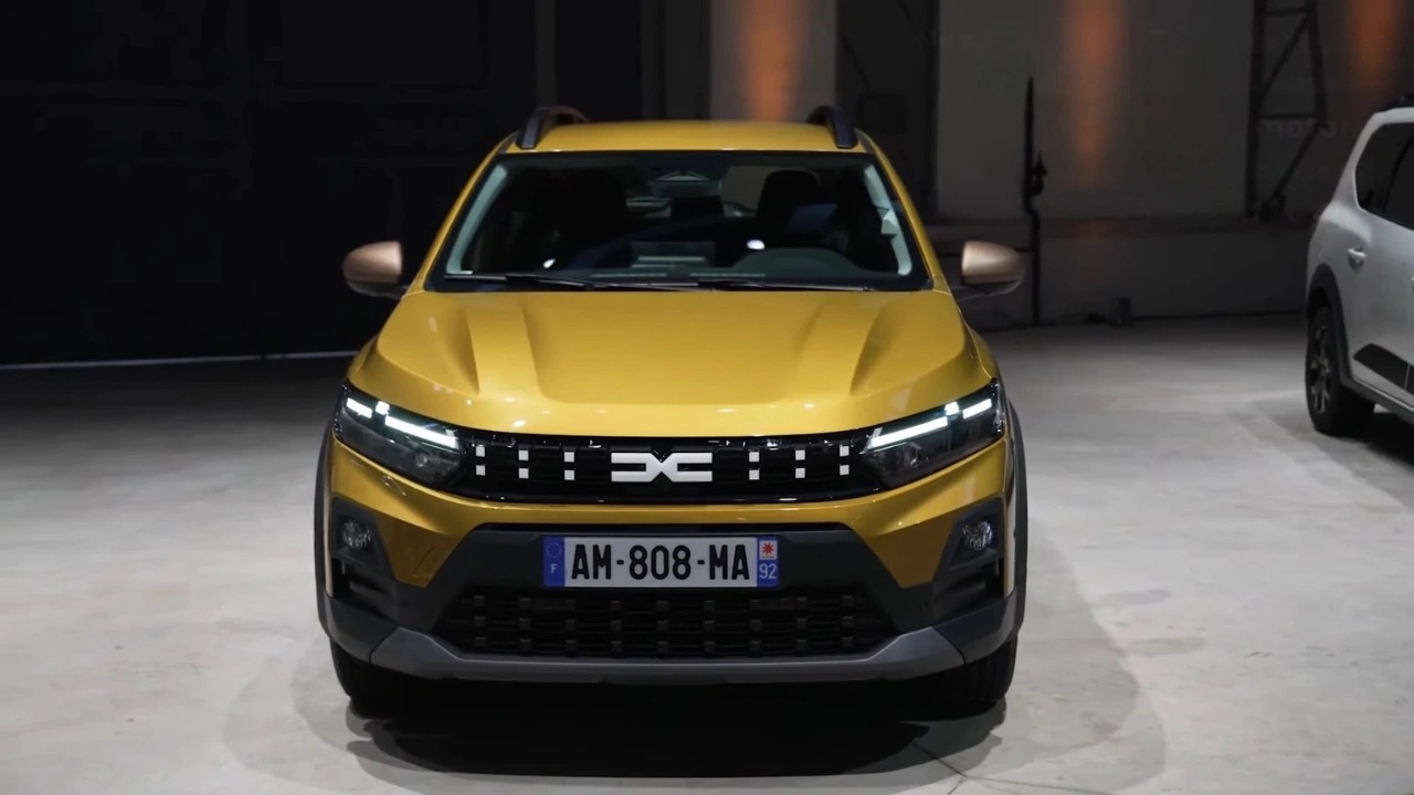 2026 Dacia Sandero Stepway Direct Vooraanzicht - Amber Geel met Pixelgrille