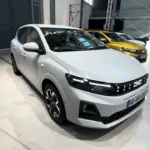 2026 Dacia Sandero Stepway Driekwart Voor - Crossover-Design met Zwarte Bekleding