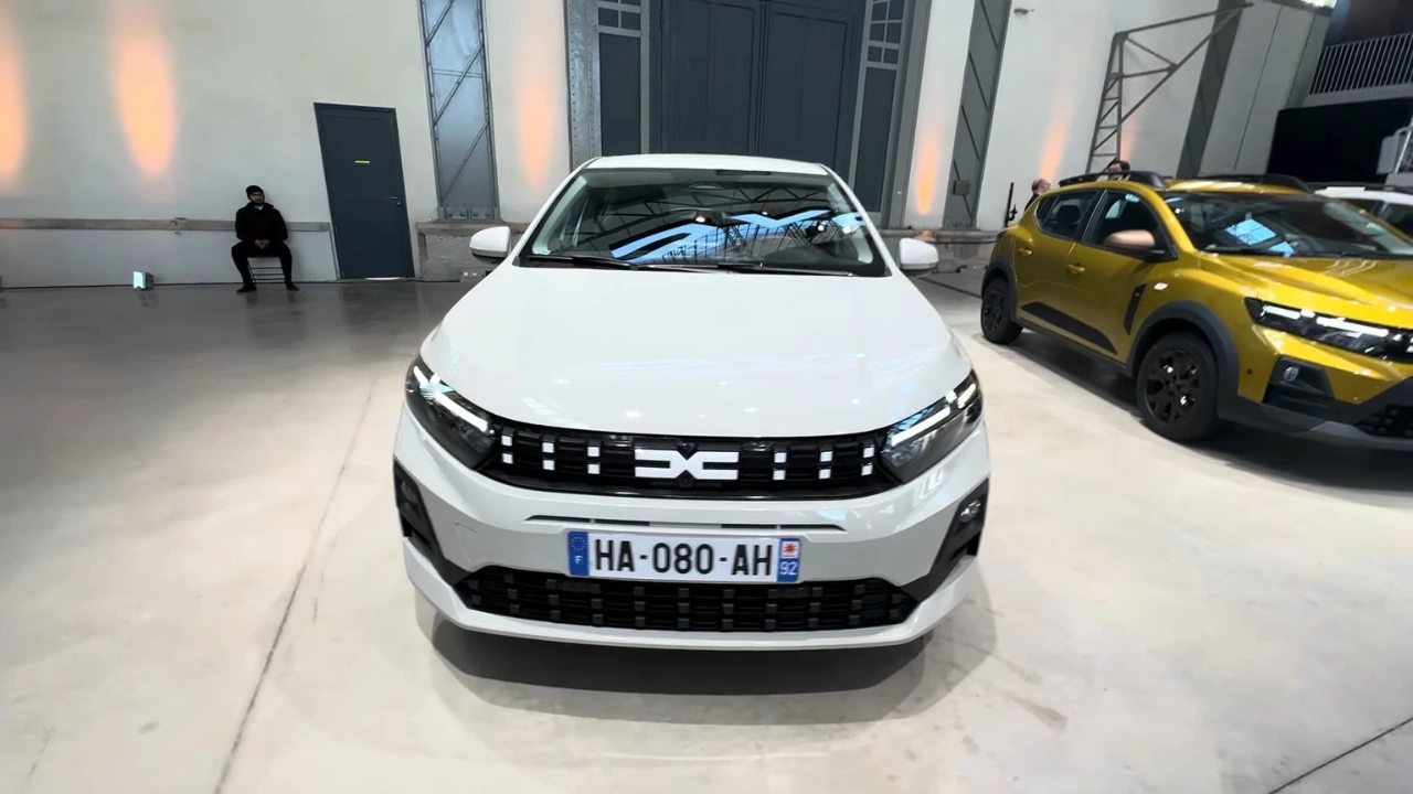 2026 Dacia Sandero Vooraanzicht - Nieuwe Pixelgrille en T-Vormige LED-Verlichting
