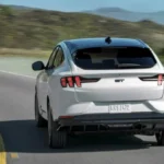 2026 Ford Mustang Mach-E California Special - Achter Driekwart Snelweg Beeld