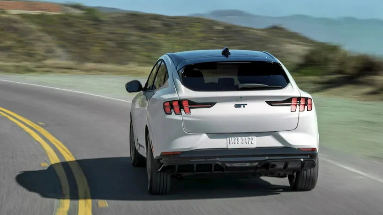 2026 Ford Mustang Mach-E California Special - Achter Driekwart Snelweg Beeld