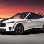 2026 Ford Mustang Mach-E California Special - Compleet Zijprofiel