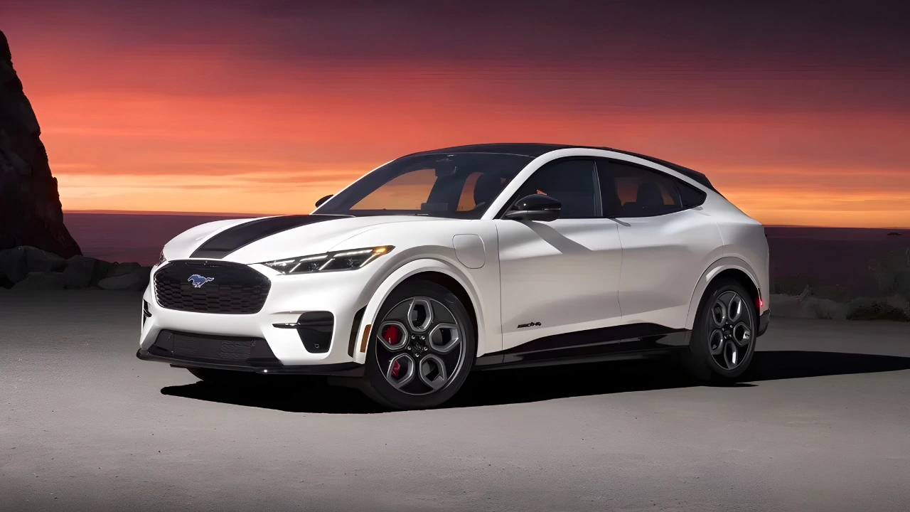 2026 Ford Mustang Mach-E California Special - Compleet Zijprofiel