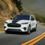 2026 Ford Mustang Mach-E California Special - Dynamische Voorkant Actie op Bergweg