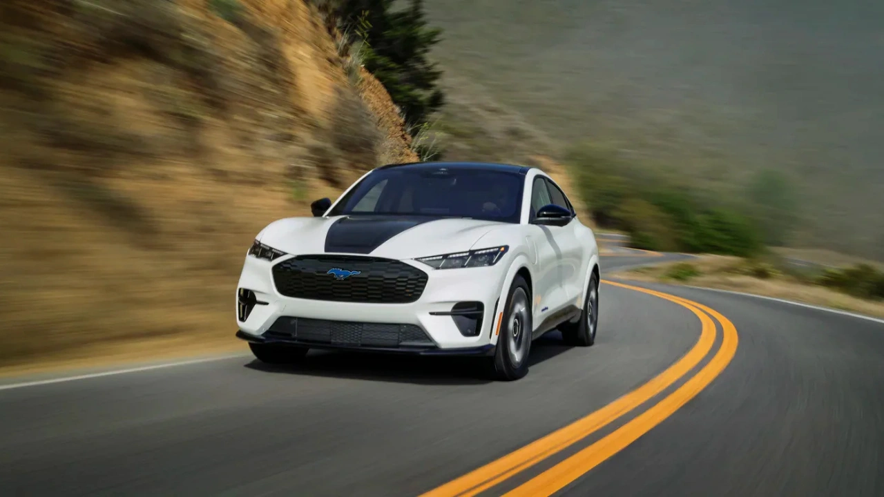 2026 Ford Mustang Mach-E California Special - Dynamische Voorkant Actie op Bergweg