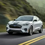 2026 Ford Mustang Mach-E California Special in Beweging - Vooraanzicht