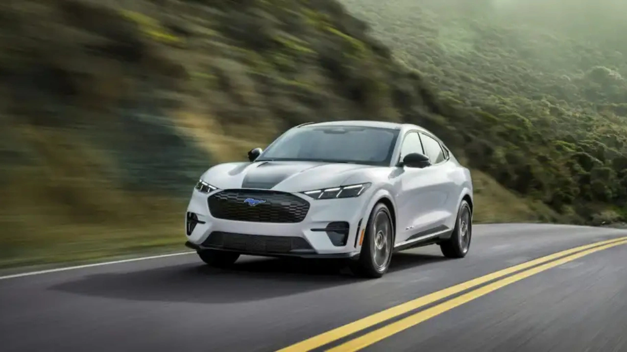 2026 Ford Mustang Mach-E California Special in Beweging - Vooraanzicht