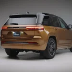 2026 Jeep Grand Cherokee Achterkant Drie-Kwart Studio Weergave met Bijgewerkte Achterlichten