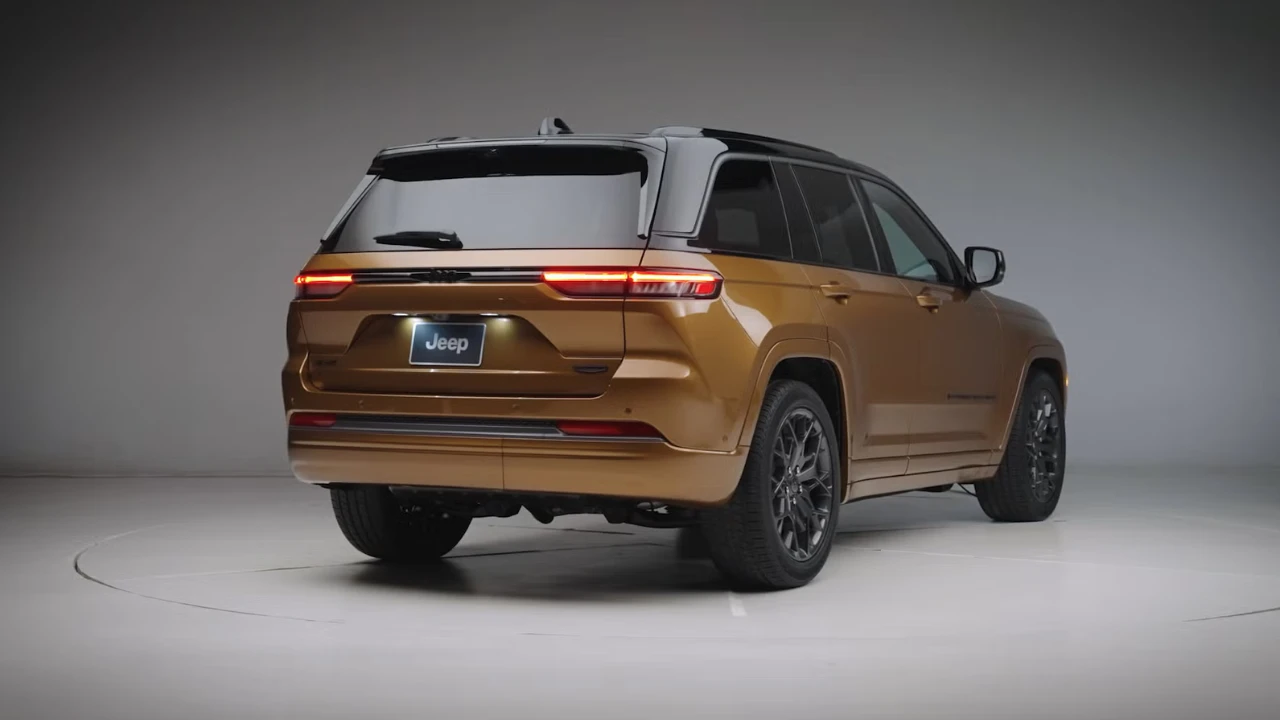 2026 Jeep Grand Cherokee Achterkant Drie-Kwart Studio Weergave met Bijgewerkte Achterlichten