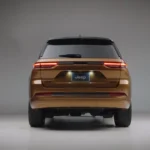 2026 Jeep Grand Cherokee Achterzijde Studio Opname in Copper Shino