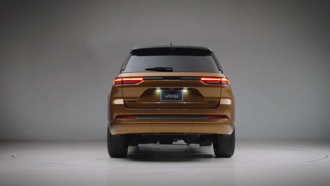 2026 Jeep Grand Cherokee Achterzijde Studio Opname in Copper Shino