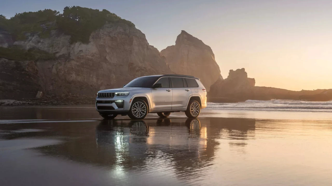 2026 Jeep Grand Cherokee Strand Drie-Kwart Weergave bij Gouden Uur