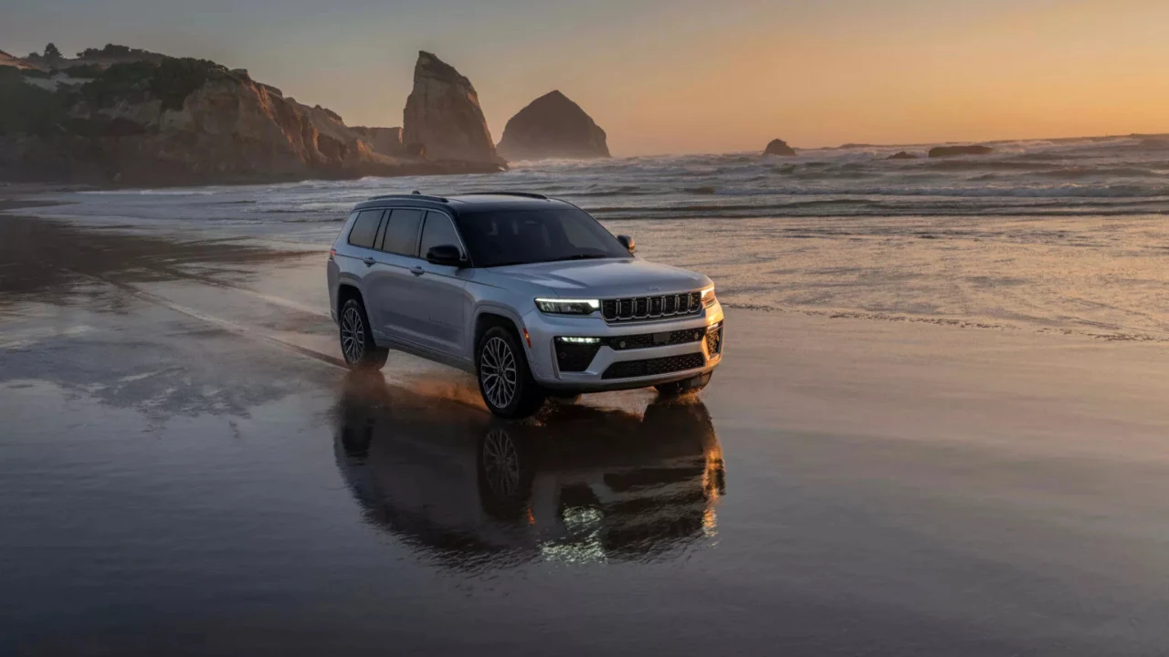 2026 Jeep Grand Cherokee Strand Zonsondergang Zijprofiel Weergave