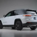 2026 Jeep Grand Cherokee Trailhawk 4xe Achterkant Drie-Kwart Studio Weergave