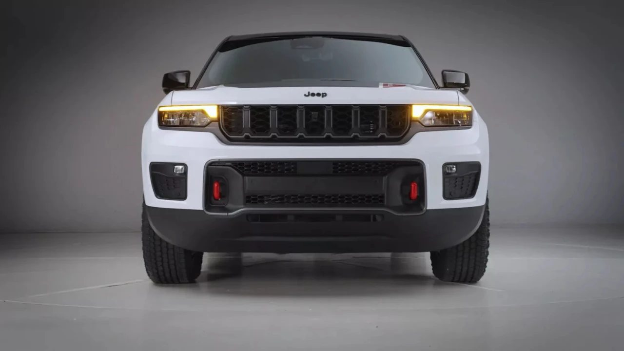 2026 Jeep Grand Cherokee Trailhawk 4xe Vooraanzicht in Bright White