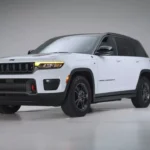 2026 Jeep Grand Cherokee Trailhawk 4xe Voorkant Drie-Kwart Studio Opname