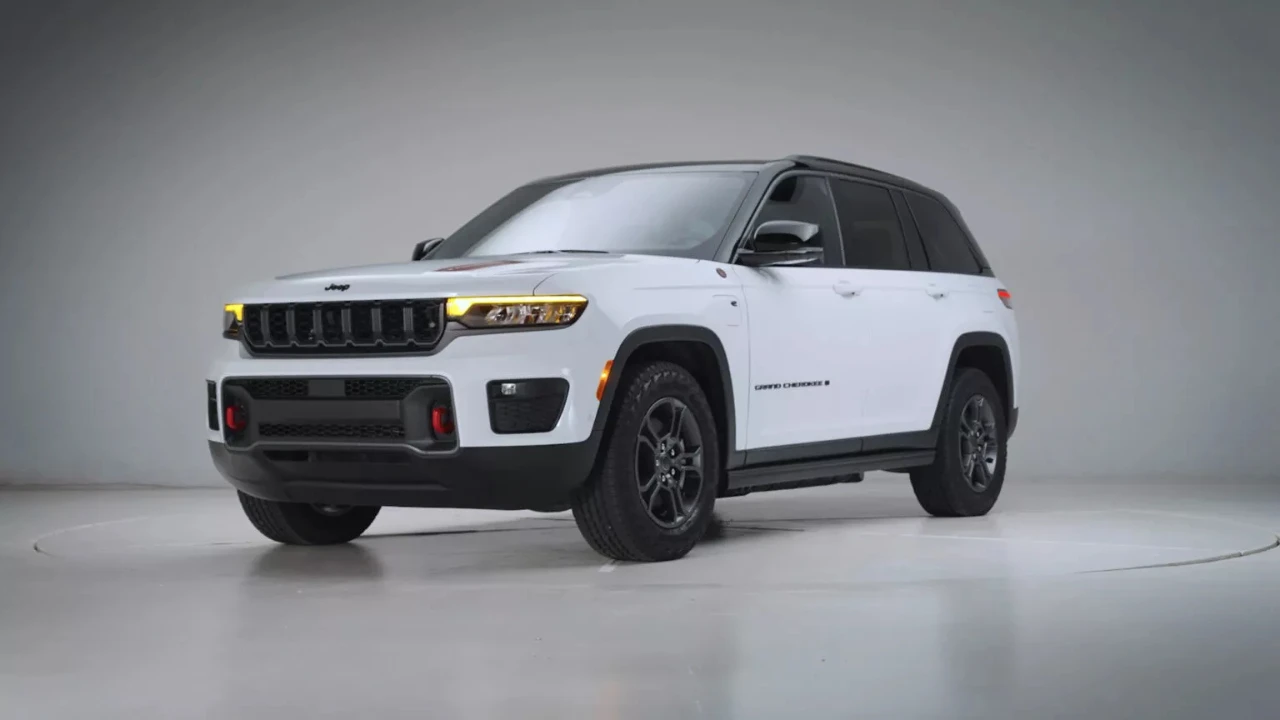 2026 Jeep Grand Cherokee Trailhawk 4xe Voorkant Drie-Kwart Studio Opname