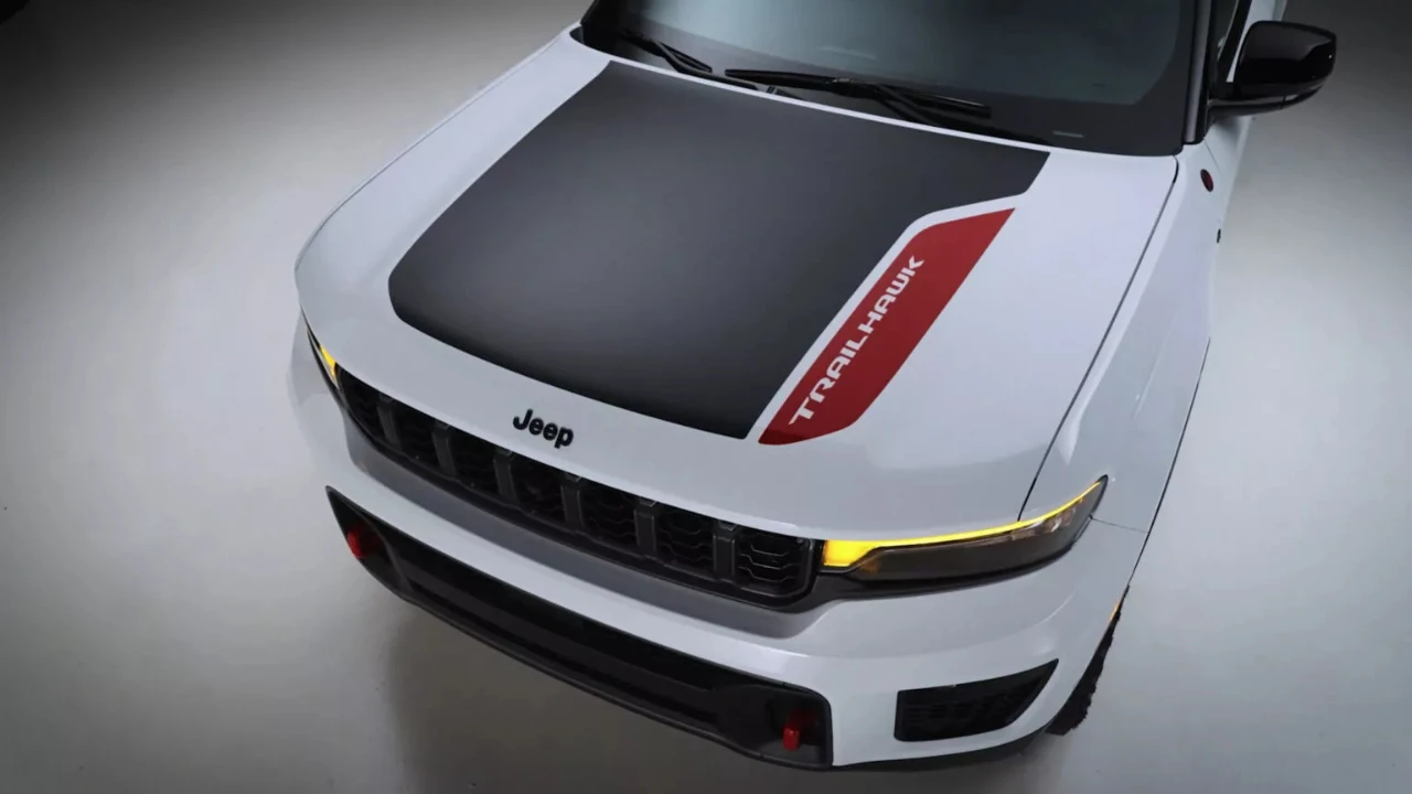 2026 Jeep Grand Cherokee Trailhawk Motorkap en Grille Detail