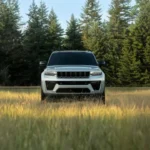 2026 Jeep Grand Cherokee Vooraanzicht in Off-Road Veld Setting