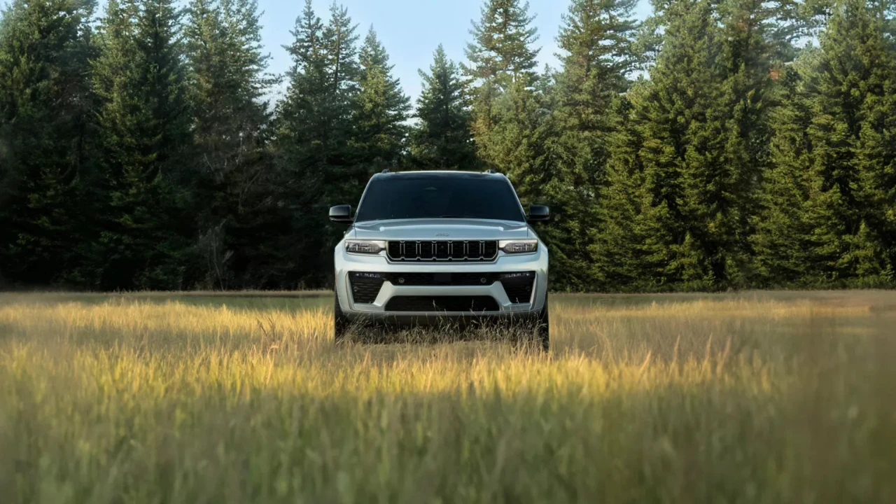2026 Jeep Grand Cherokee Vooraanzicht in Off-Road Veld Setting