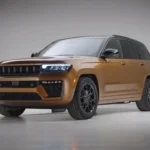 2026 Jeep Grand Cherokee Voorkant Drie-Kwart Studio Weergave in Copper Shino