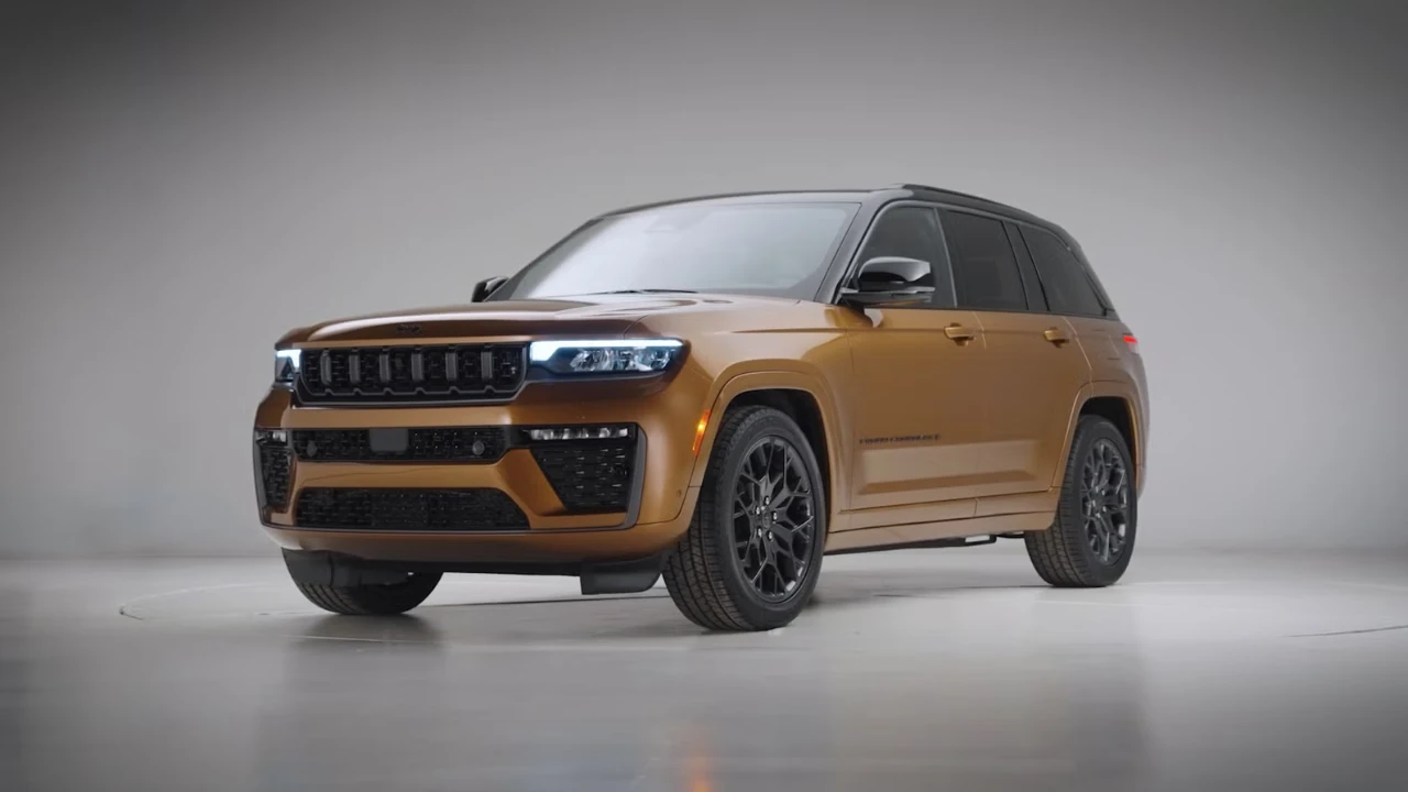 2026 Jeep Grand Cherokee Voorkant Drie-Kwart Studio Weergave in Copper Shino