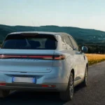 Achteraanzicht van de 2026 Leapmotor B10 op landelijke weg met doorlopende LED achterlicht en B10 badge