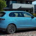 Achterkant driekwart zicht van de 2026 Leapmotor B10 met de doorlopende LED achterlichtbalk en Leapmotor branding