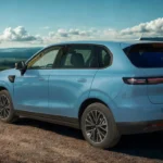 Achterkant driekwart zicht van de 2026 Leapmotor B10 in landelijke omgeving met doorlopende LED achterlichtbalk