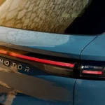 Close-up detail van de doorlopende LED achterlichtbalk van de 2026 Leapmotor B10 en Leapmotor letters