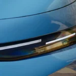 Close-up detail van de slanke LED koplamp van de 2026 Leapmotor B10 met daglichtverlichting signatuur