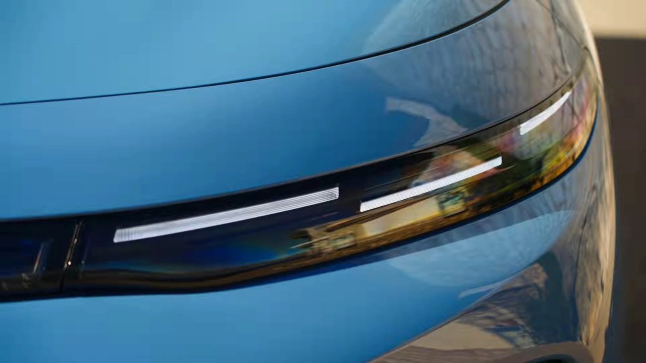 Close-up detail van de slanke LED koplamp van de 2026 Leapmotor B10 met daglichtverlichting signatuur