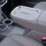 Opbergruimte middenconsole van de 2026 Leapmotor B10 met draadloze oplaadpad en bekerhouders