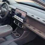 Middenconsole en dashboardgebied van de 2026 Leapmotor B10 met het unieke getextureerde paneelontwerp