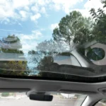 Interieurzicht van het standaard panoramisch schuifdak van de 2026 Leapmotor B10 met elektrisch zonnescherm