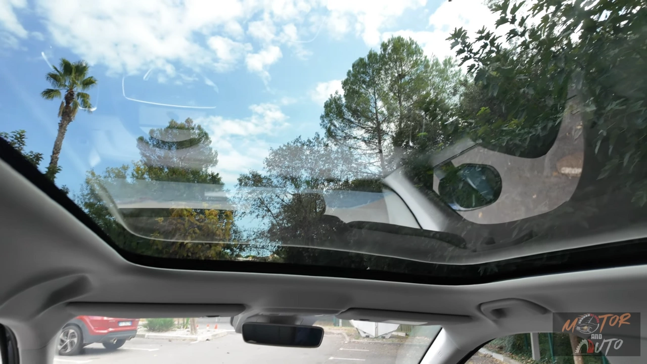 Interieurzicht van het standaard panoramisch schuifdak van de 2026 Leapmotor B10 met elektrisch zonnescherm