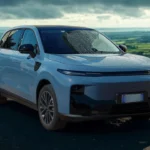 Vooraanzicht van de 2026 Leapmotor B10 gepositioneerd op een schilderachtige heuvel met 18-inch lichtmetalen velgen en moderne LED-verlichting