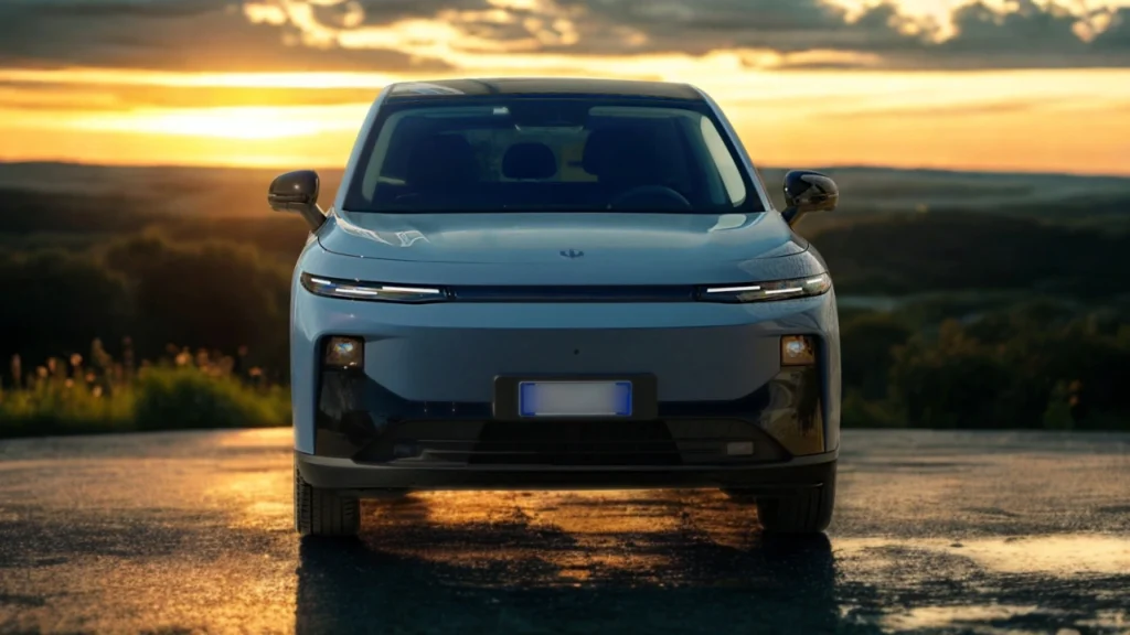 Vooraanzicht van de 2026 Leapmotor B10 met slanke LED koplampen en moderne voorgevel