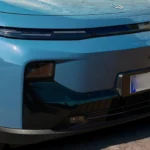 Close-up van de aerodynamische voorbumper van de 2026 Leapmotor B10 en gesloten grille-ontwerp voor elektrische voertuigen