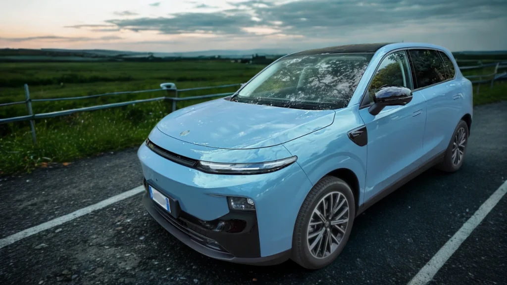 Voorkant driekwart wegkant zicht van de 2026 Leapmotor B10 met compacte SUV afmetingen en modern styling