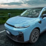 Voorkant driekwart wegkant zicht van de 2026 Leapmotor B10 met compacte SUV afmetingen en modern styling