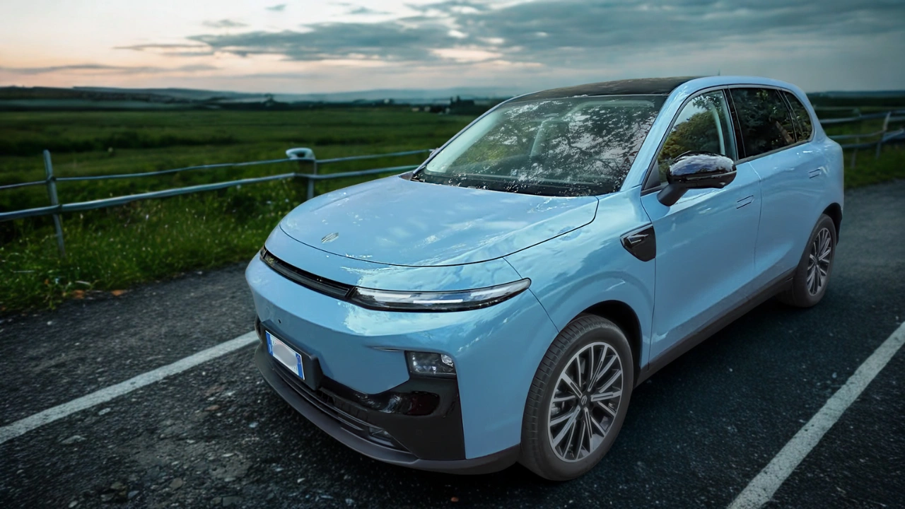 Voorkant driekwart wegkant zicht van de 2026 Leapmotor B10 met compacte SUV afmetingen en modern styling