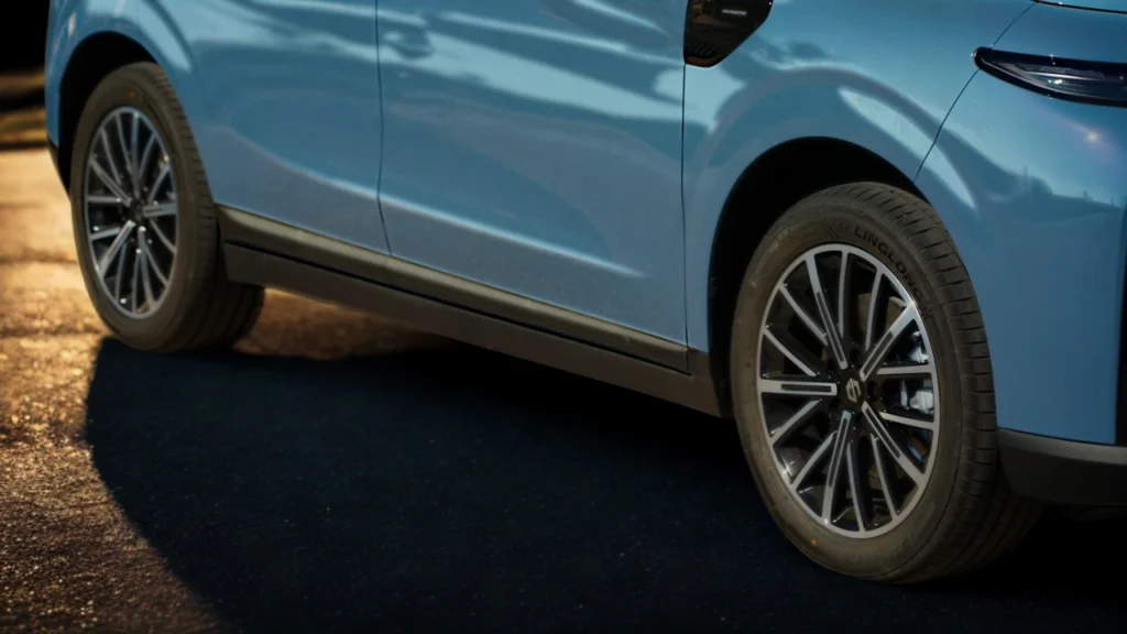 Close-up detail van het 18-inch multi-spaaks lichtmetalen wiel van de 2026 Leapmotor B10 met 235/50 R18 band