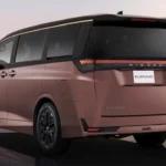 2026 Nissan Elgrand Achter Driekwart Zicht met Gepixelde Achterlichten